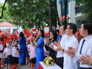 Phó Thủ tướng Vũ Đức Đam vui khai giảng với các cháu học sinh tiểu học