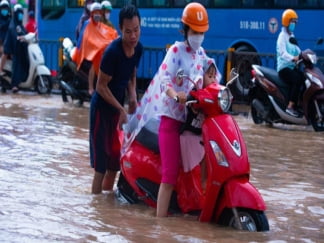 Nhiều tuyến đường ở TP.HCM ngập sâu trong nước ngày đầu tháng 10