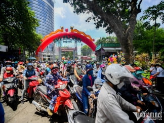 Đi chơi lễ, người dân dựng lều, mắc võng ngủ la liệt trong Thảo Cầm Viên