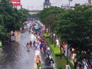 Mưa lớn, triều cường gây ngập và kẹt xe nhiều tuyến đường TPHCM